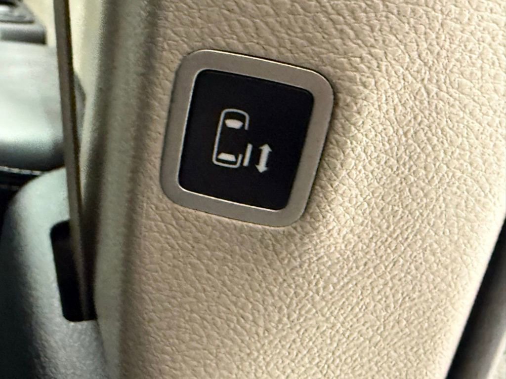 Used 2024 Chrysler Pacifica Touring-L FWD image 29