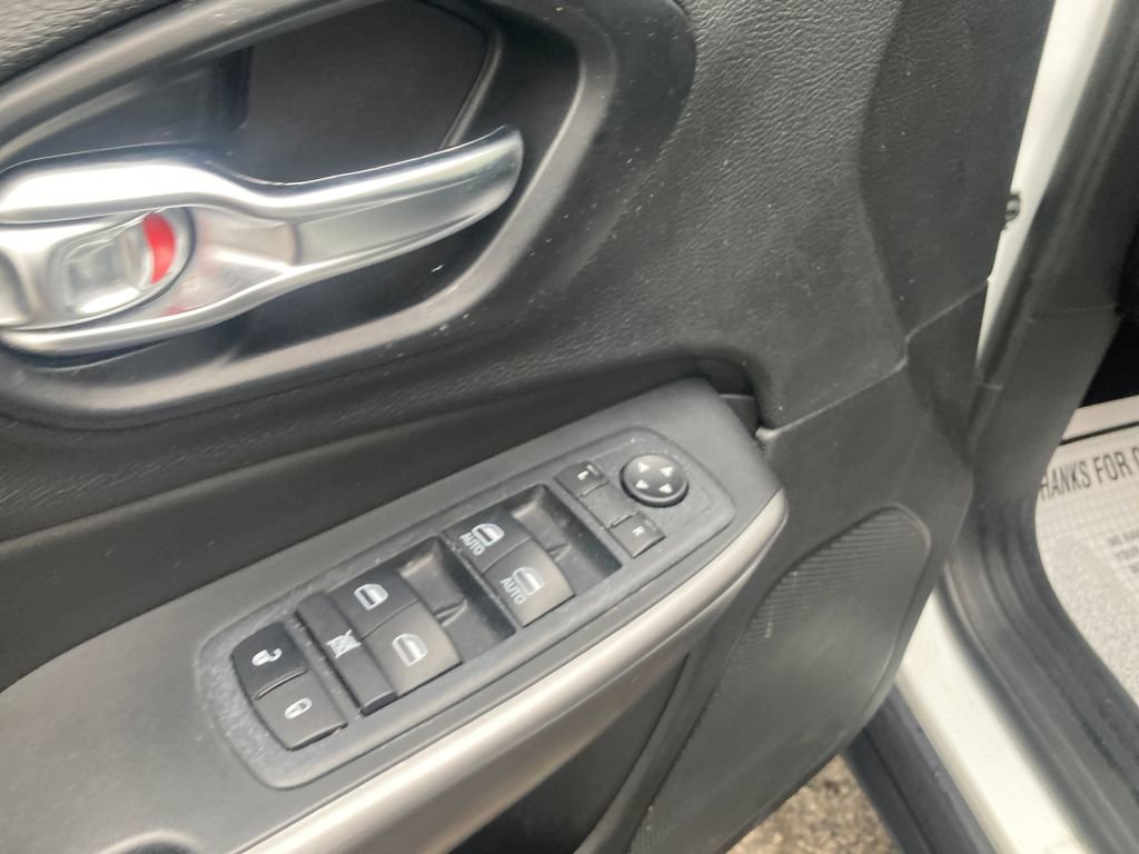 Used 2021 Jeep Cherokee Latitude Lux w/ Comfort/Convenience Group image 14