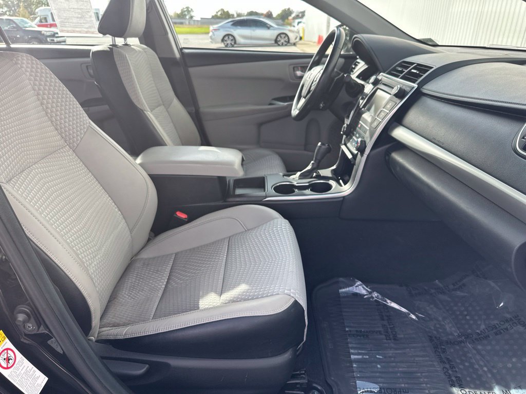 Used 2015 Toyota Camry SE FWD image 29