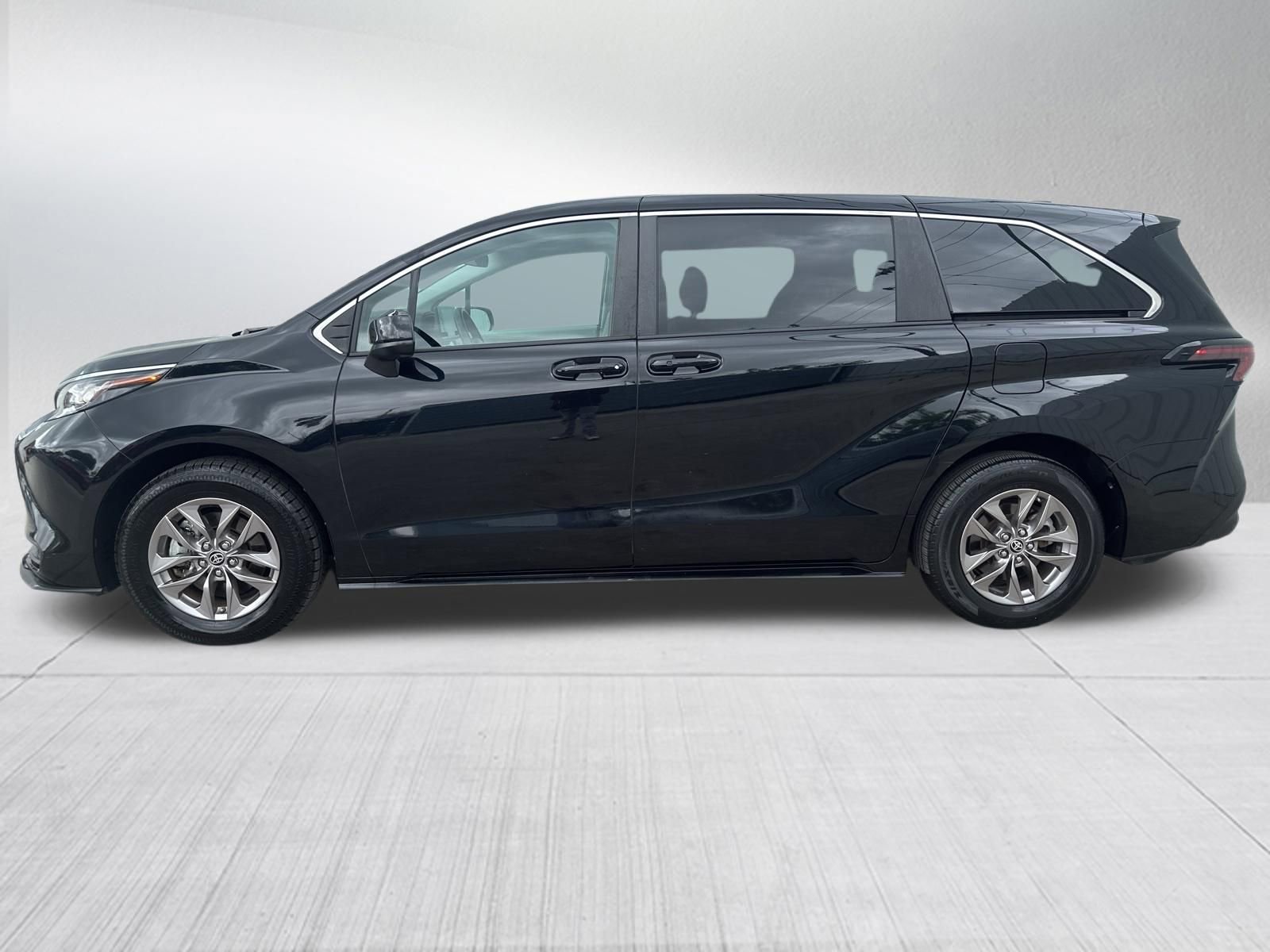 Used 2023 Toyota Sienna LE FWD image 4