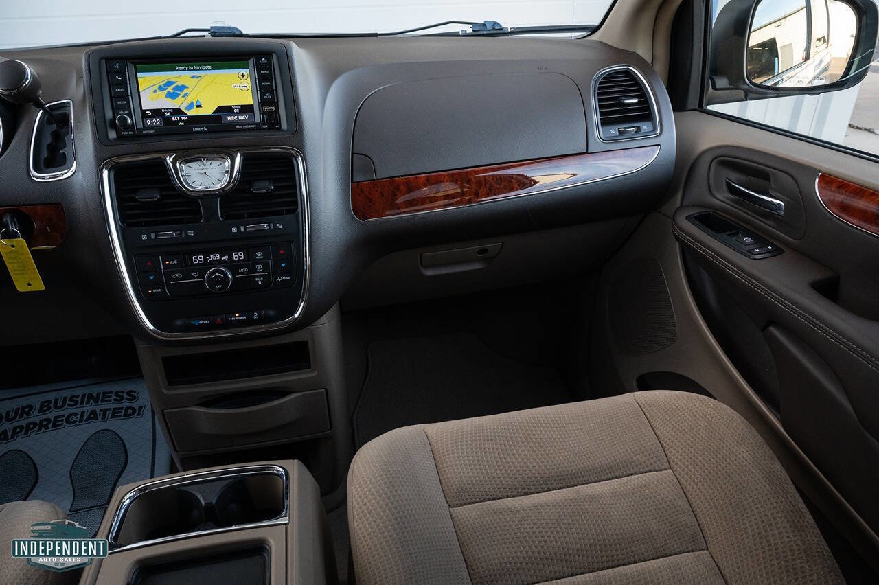 Used 2014 Chrysler Town & Country Touring image 10