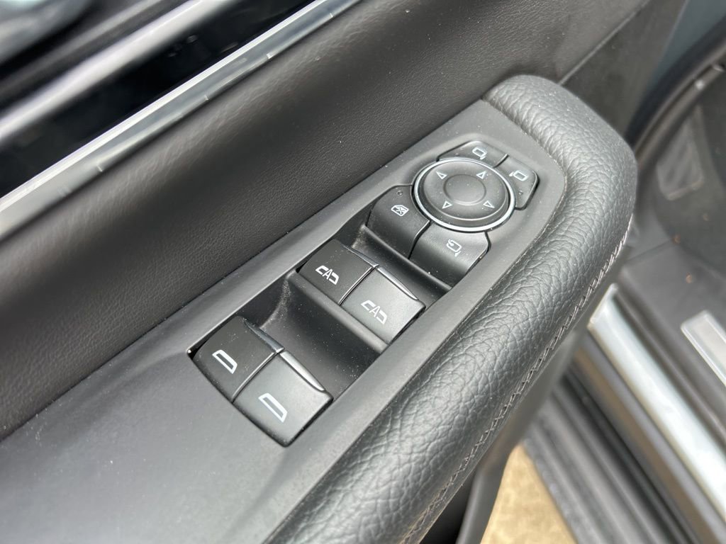 Used 2025 GMC Yukon XL Denali RWD image 17