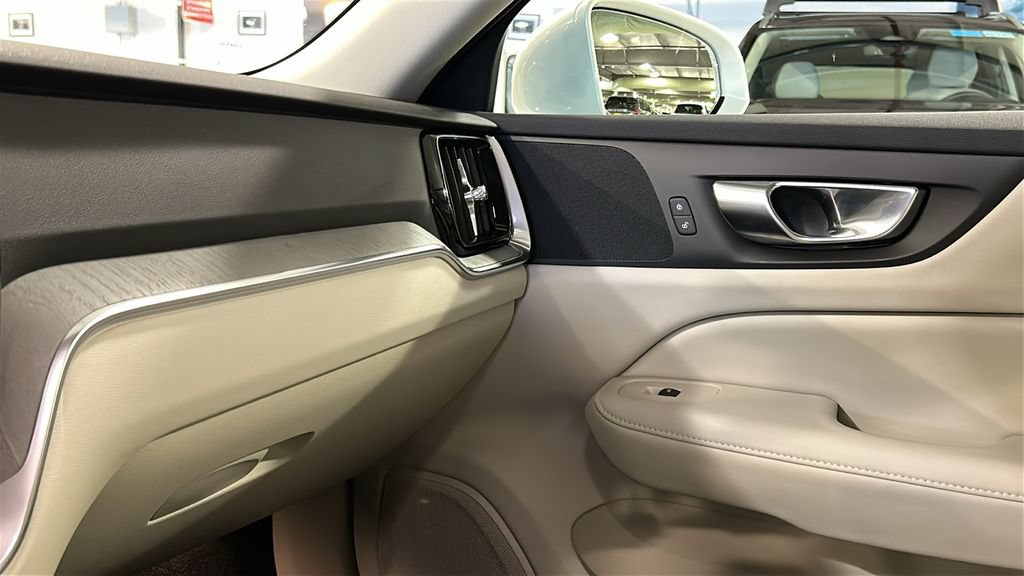 Certified 2025 Volvo V60 B5 Cross Country Plus AWD/4WD image 18