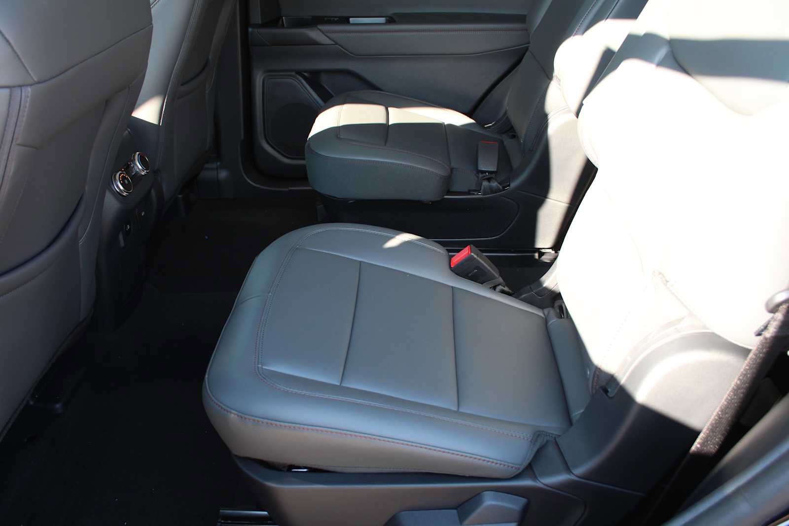 New 2026 Ford Explorer Active w/ Active Comfort Package RWD image 25