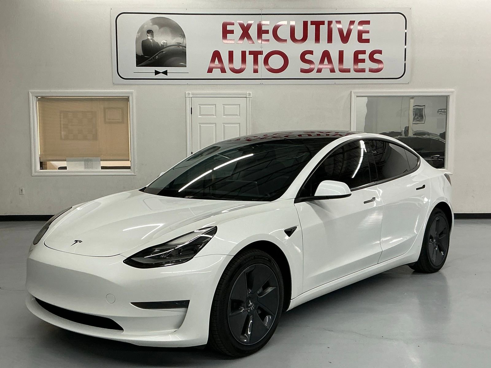 Used 2023 Tesla Model 3 Standard Range image 1
