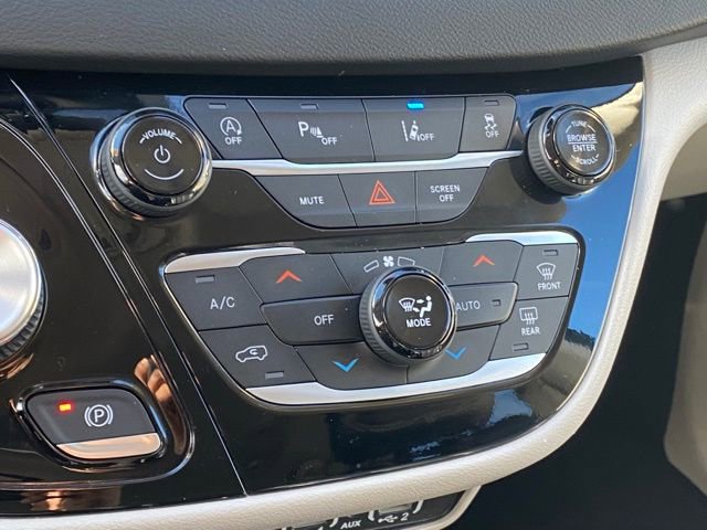 Used 2024 Chrysler Pacifica Touring-L image 18