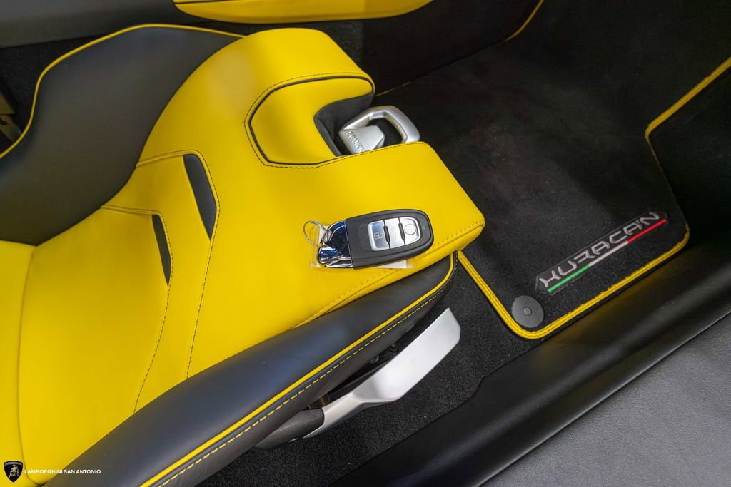 Used 2020 Lamborghini Huracan EVO RWD image 27