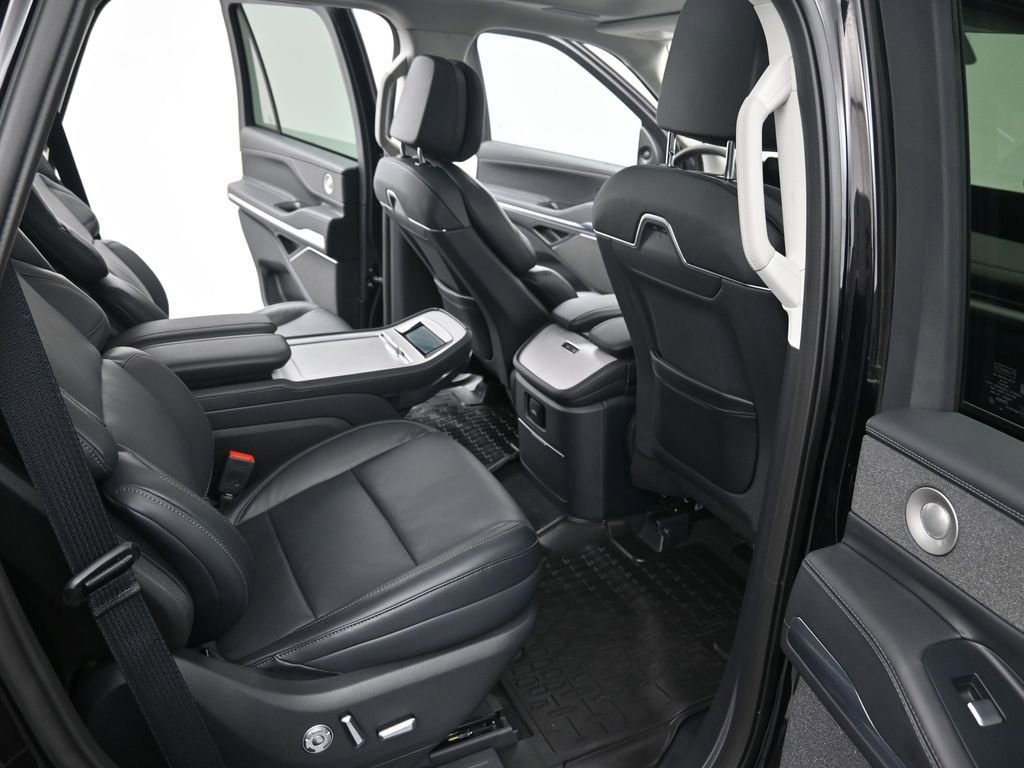 Used 2025 Lincoln Navigator Reserve image 32