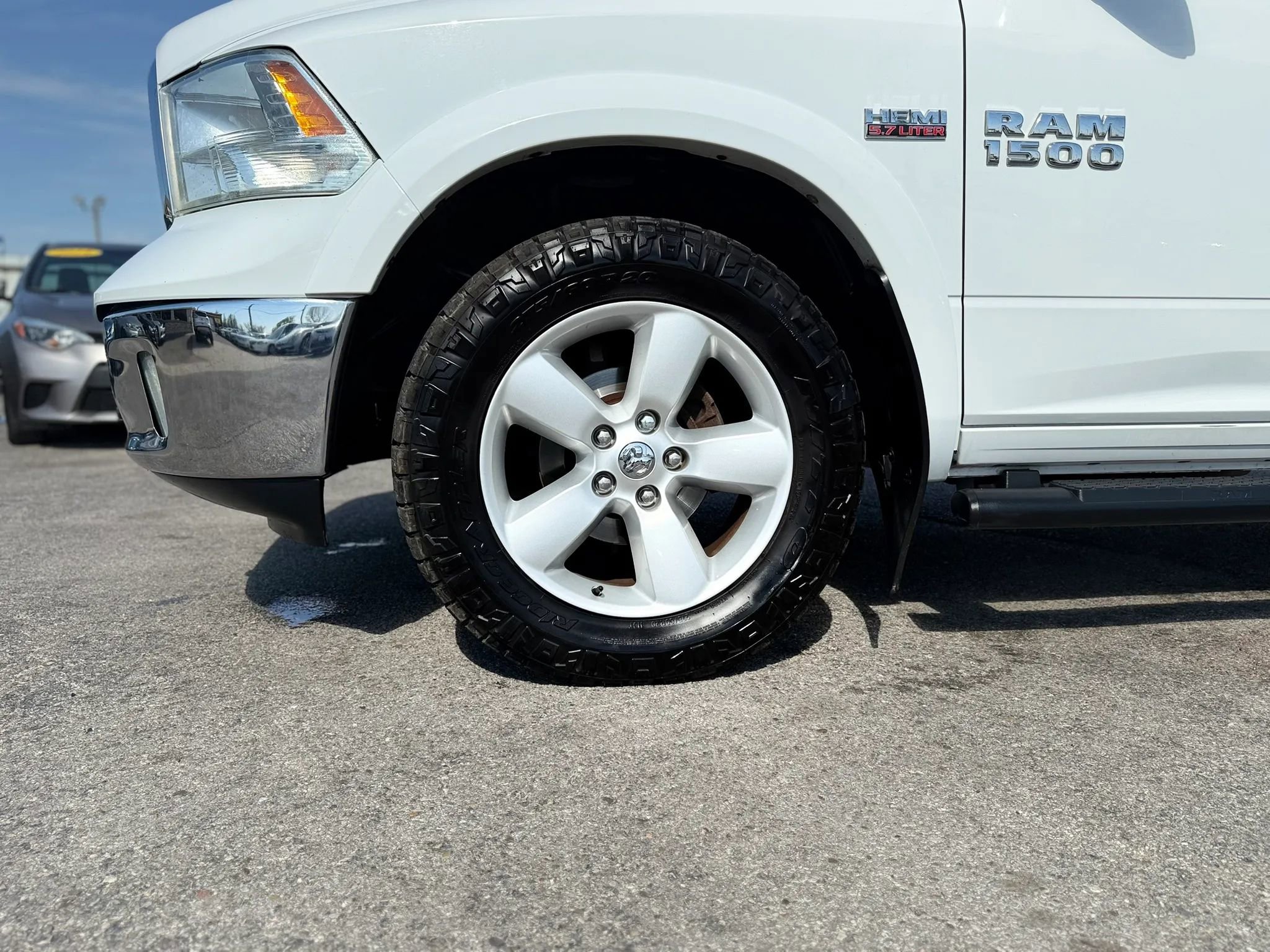 Used 2018 RAM 1500 SLT AWD/4WD image 34