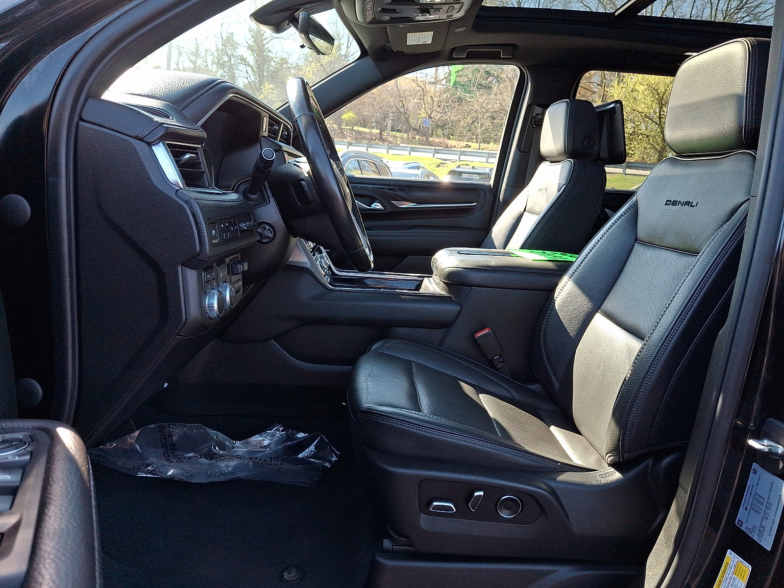 Used 2021 GMC Yukon XL Denali w/ Denali Premium Package image 16