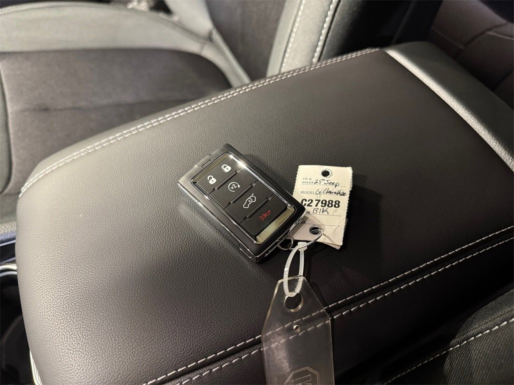 New 2025 Jeep Grand Cherokee Laredo X w/ Luxury Tech Group I image 32