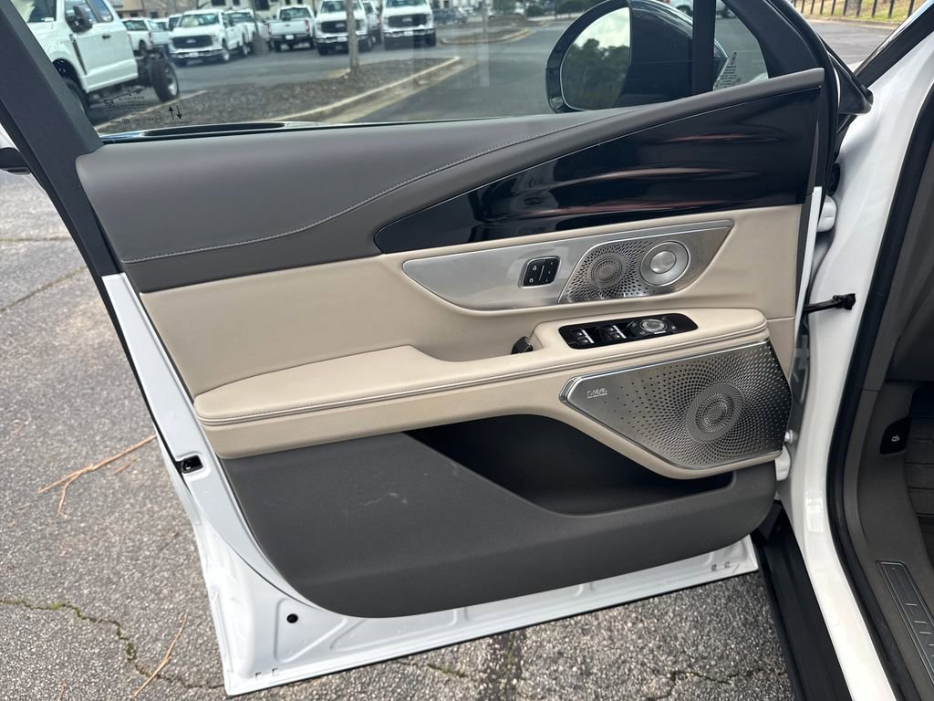 Used 2025 Lincoln Nautilus Reserve image 11