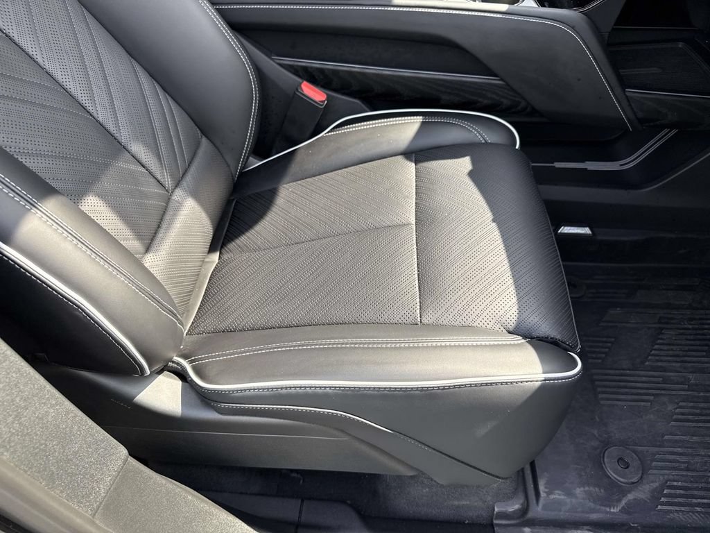 Used 2026 Cadillac Vistiq Platinum w/ LPO, Floor Liner Package AWD/4WD image 28