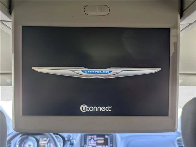 Used 2014 Chrysler Town & Country Touring image 17