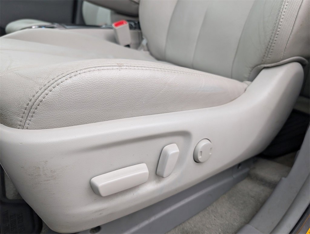 Used 2013 Toyota Sienna XLE image 9