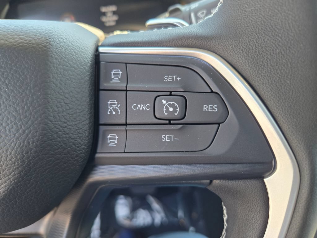 Used 2025 Jeep Grand Cherokee Altitude AWD/4WD image 17