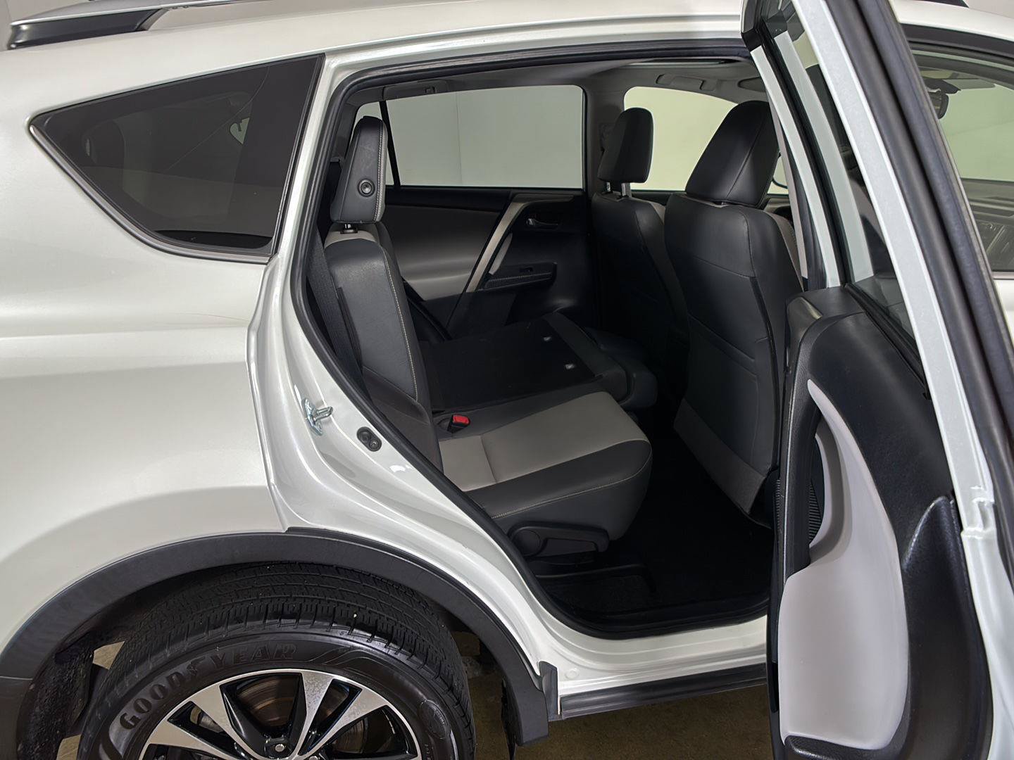 Used 2015 Toyota RAV4 Limited AWD/4WD image 17