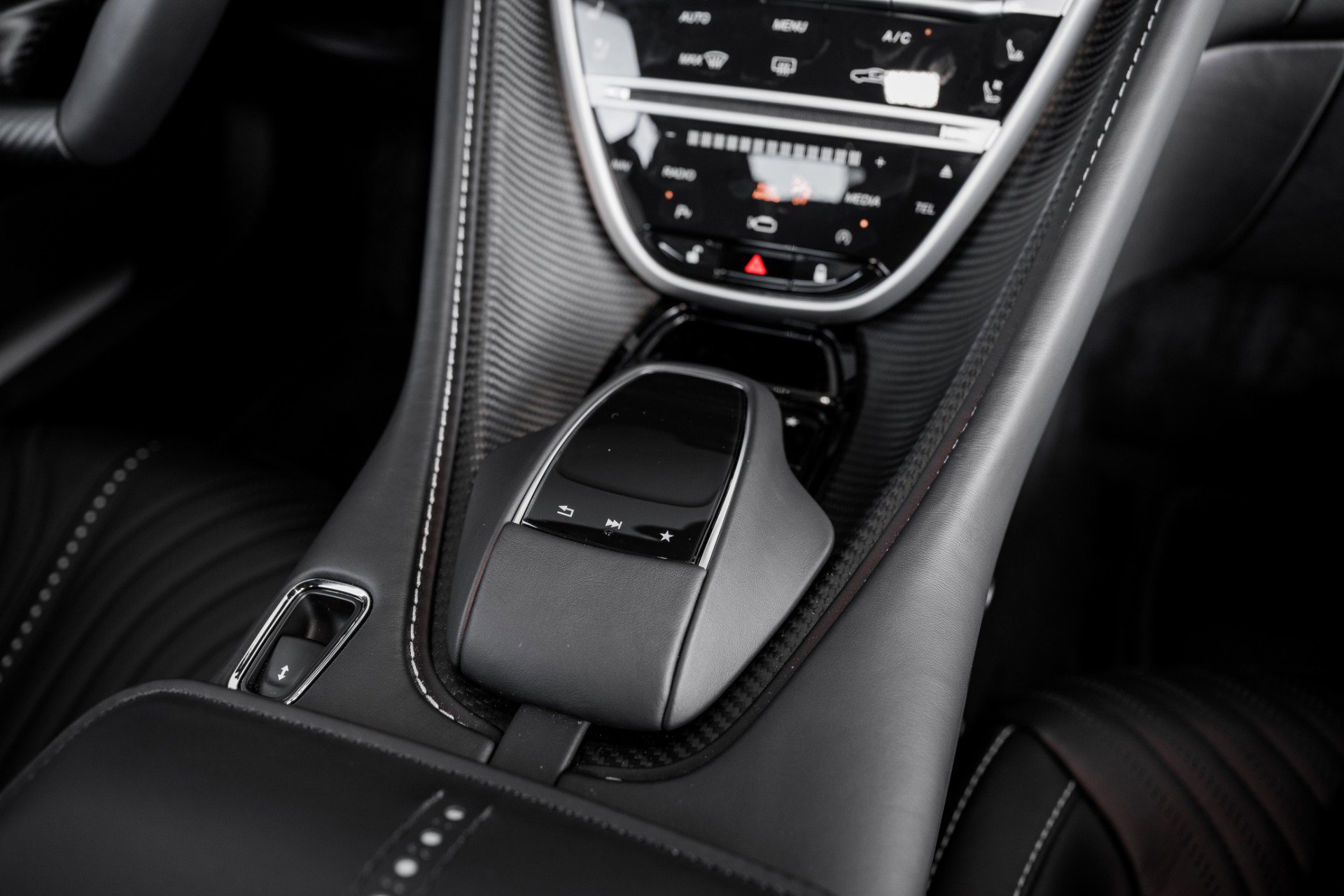 Used 2023 Aston Martin DB11 Coupe image 25