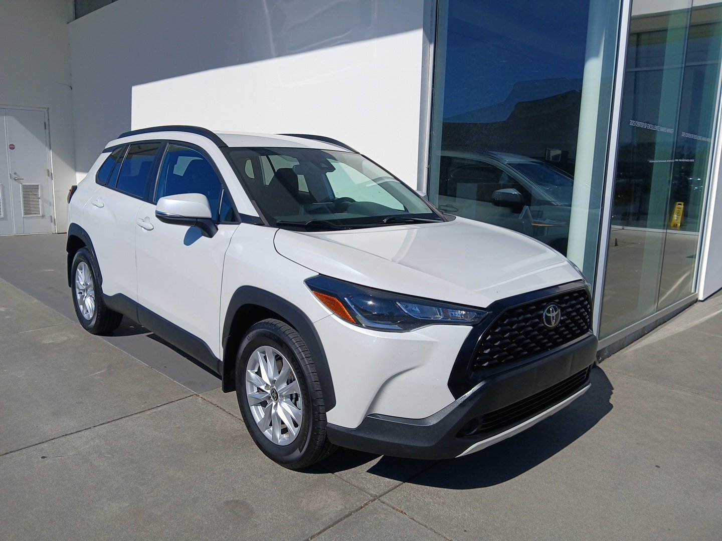 Used 2022 Toyota Corolla Cross LE image 1