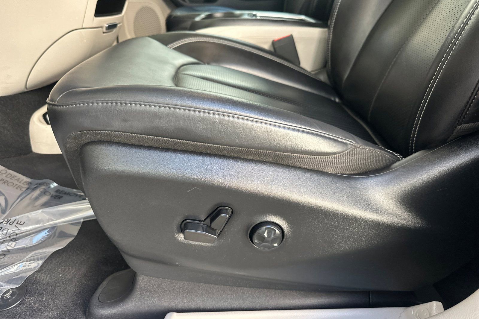 Used 2023 Chrysler Pacifica Touring-L image 13