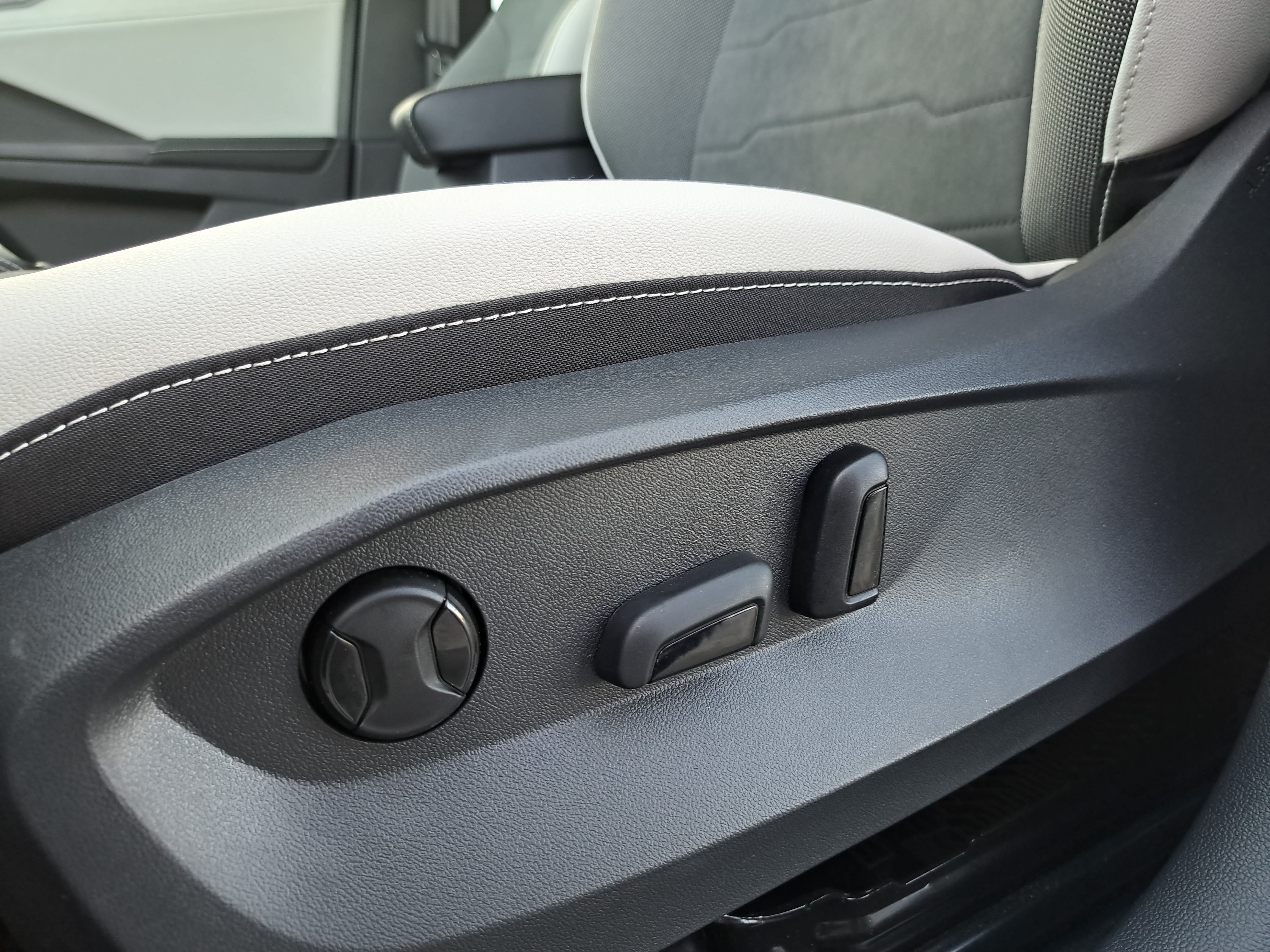 Certified 2026 Volkswagen Taos SE FWD image 26