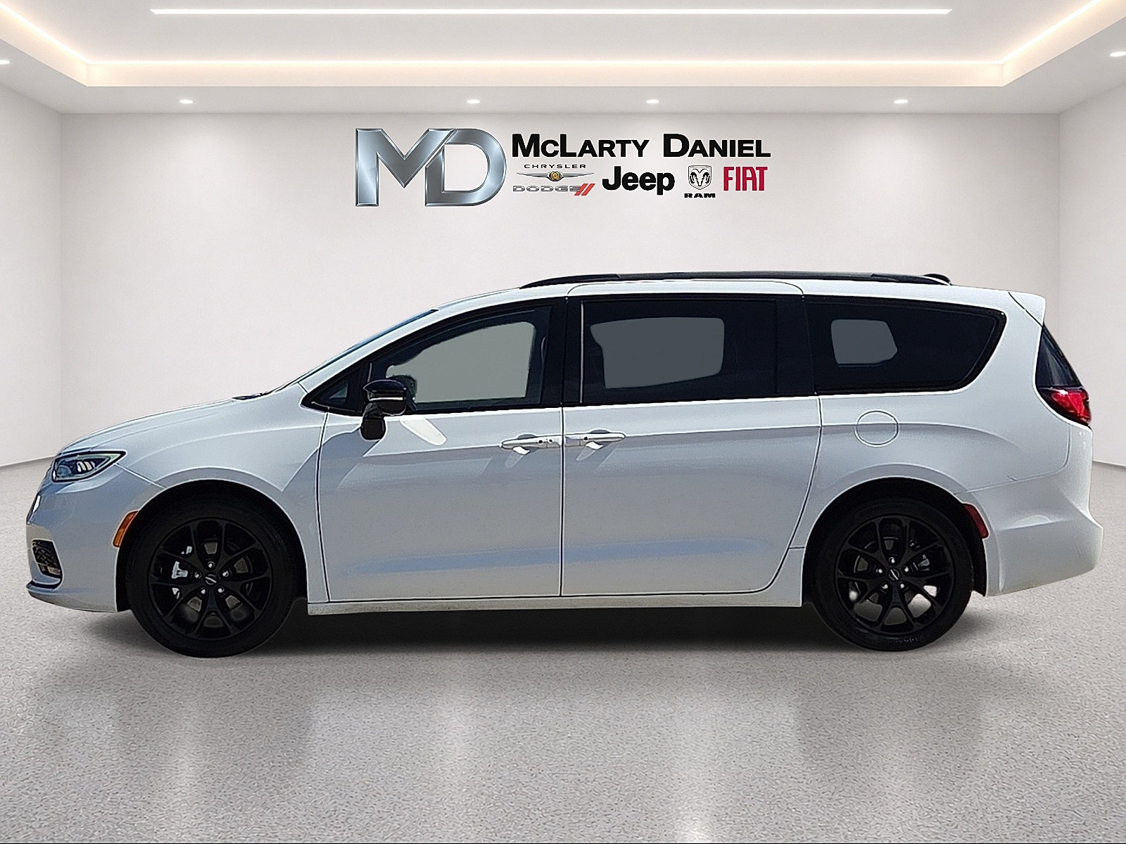 Used 2025 Chrysler Pacifica Limited FWD image 3