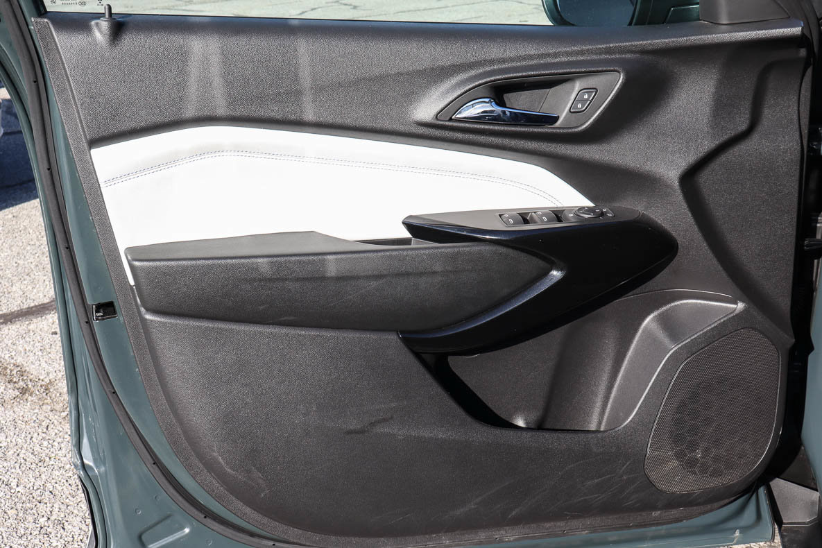 Used 2025 Chevrolet Trax LT FWD image 13