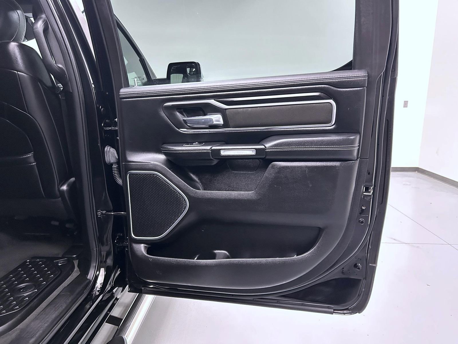 Used 2023 RAM 1500 Laramie AWD/4WD image 17
