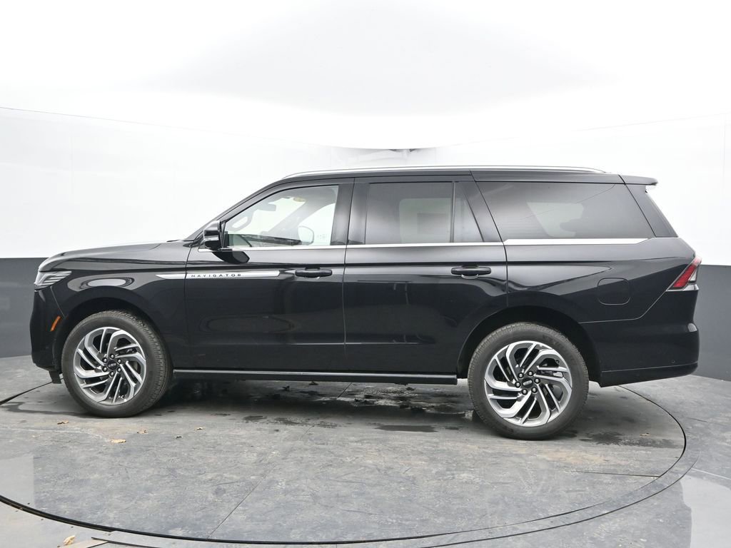 Used 2025 Lincoln Navigator Reserve image 8