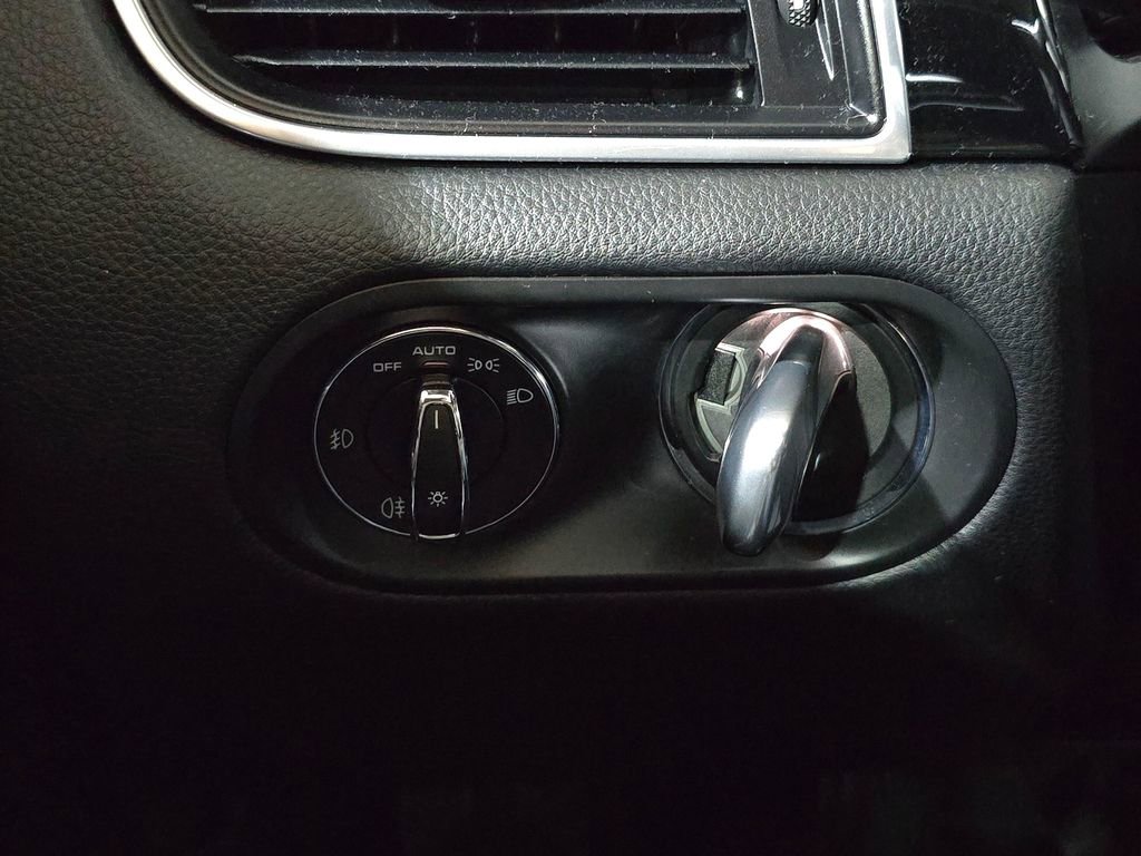 Used 2017 Porsche Macan Turbo image 23