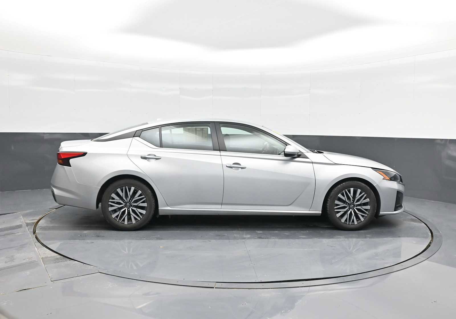 Used 2023 Nissan Altima 2.5 SV image 9