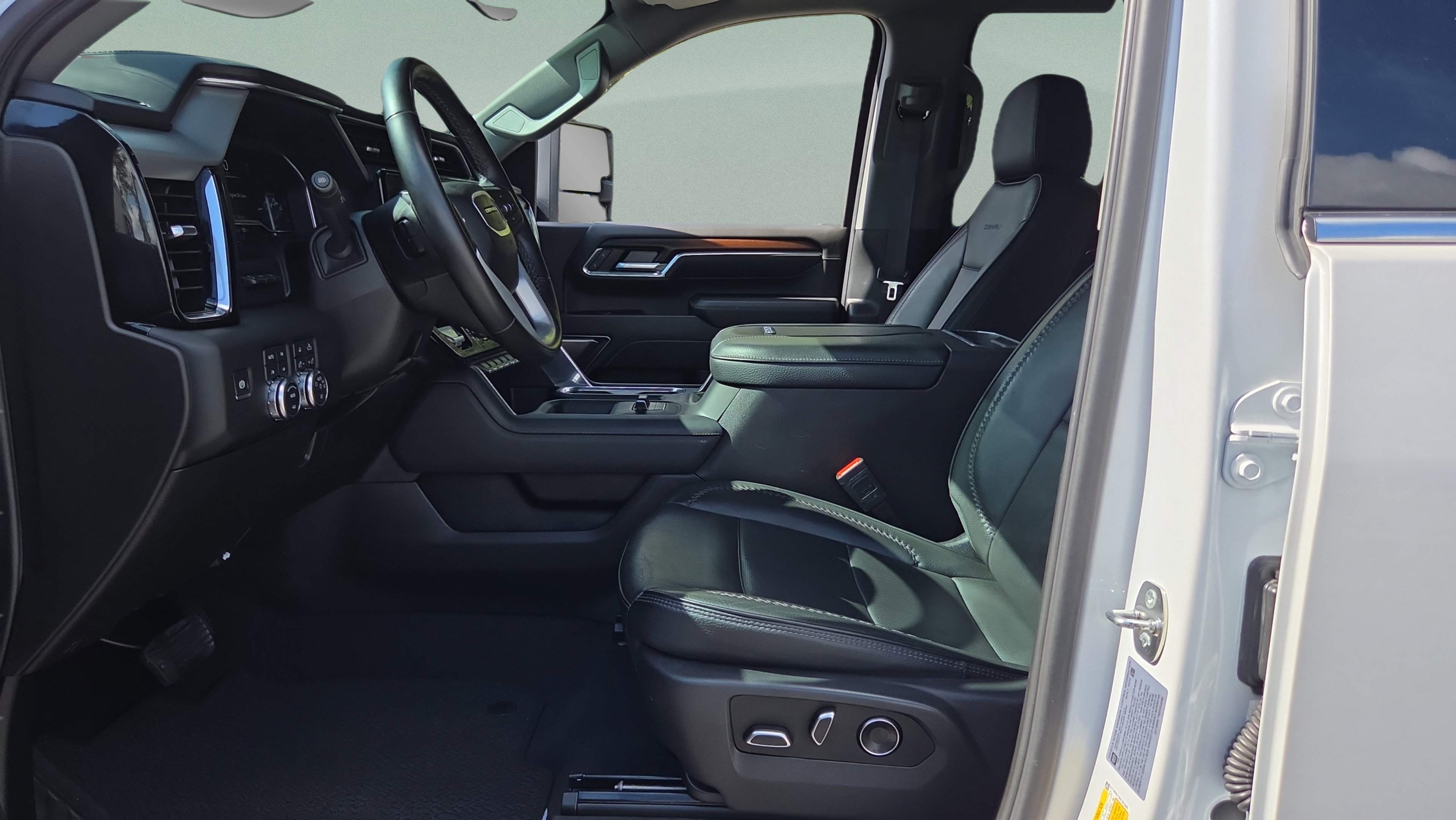 Used 2024 GMC Sierra 2500 Denali w/ Denali Reserve Package AWD/4WD image 9