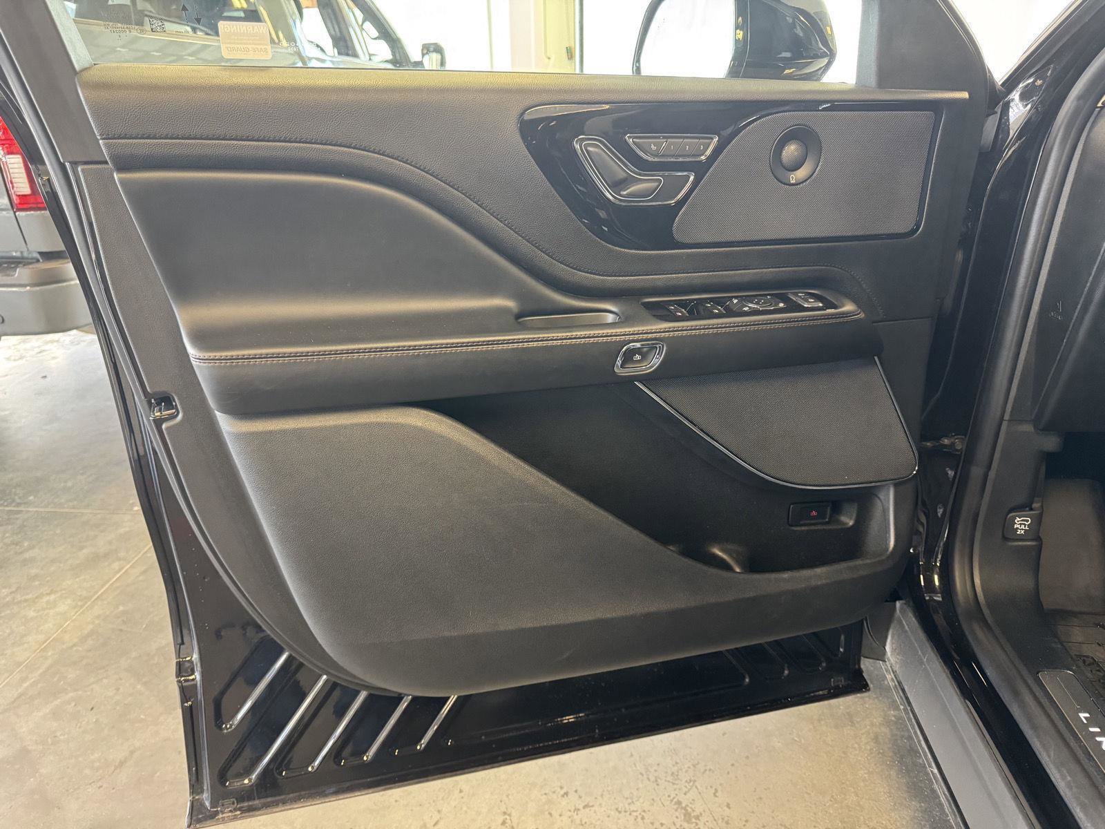 Used 2020 Lincoln Aviator Reserve w/ Equipment Group 201A image 16