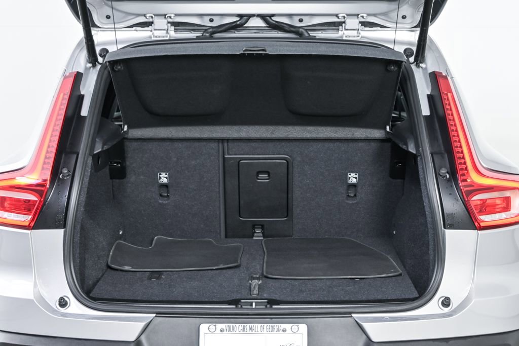 Certified 2025 Volvo XC40 B5 Plus image 31