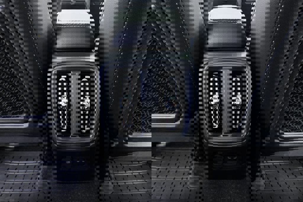 Certified 2023 Volvo XC40 B4 Plus w/ Driver Assist Package image 22