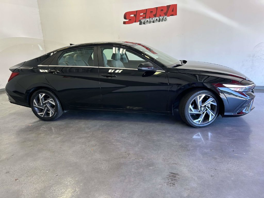 Used 2025 Hyundai Elantra Limited w/ Cargo Package FWD image 2