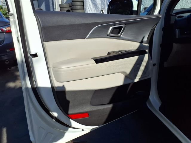 Used 2023 Kia Carnival LX image 11