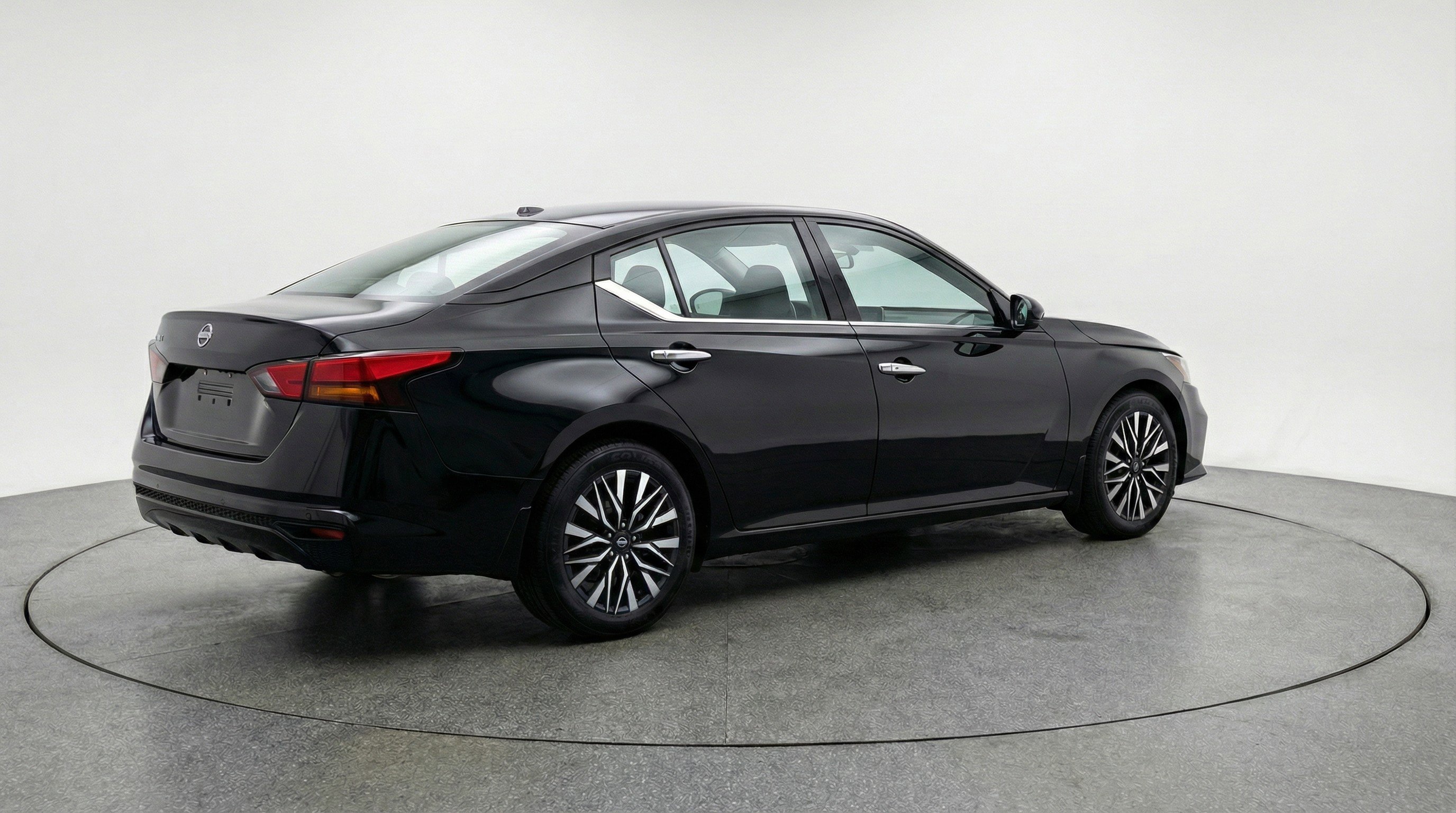 Used 2025 Nissan Altima 2.5 SV image 9