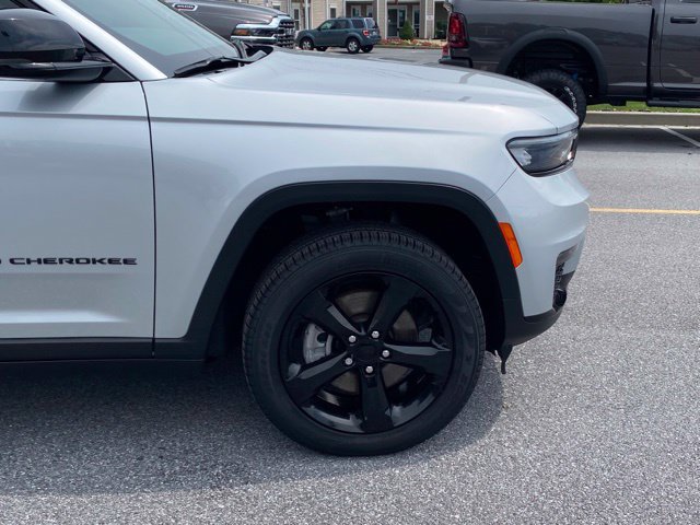 Used 2025 Jeep Grand Cherokee L Limited w/ Black Appearance Package AWD/4WD image 10