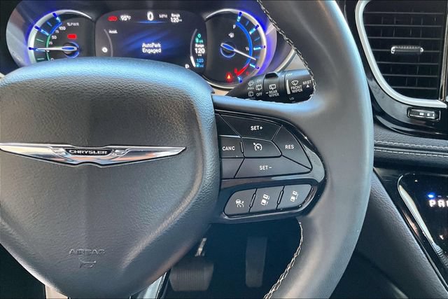 Used 2023 Chrysler Pacifica Limited w/ Uconnect Theater Family Group FWD image 19
