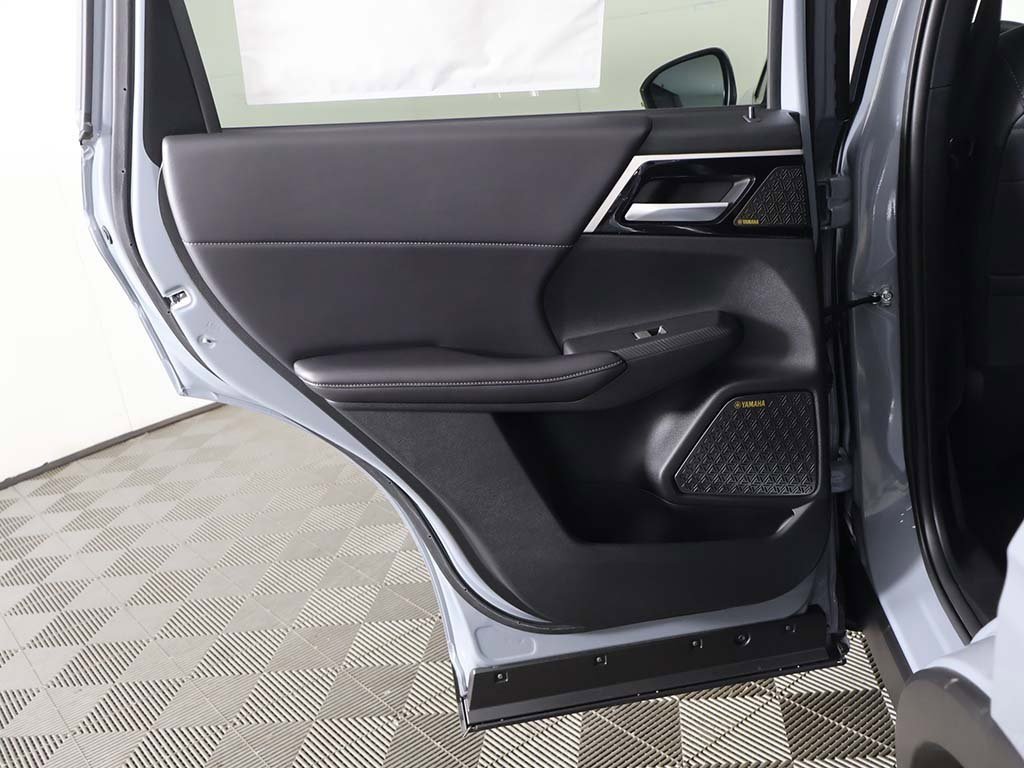 New 2025 Mitsubishi Outlander SE image 28