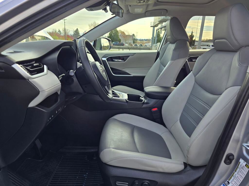 Used 2022 Toyota RAV4 XLE Premium image 13