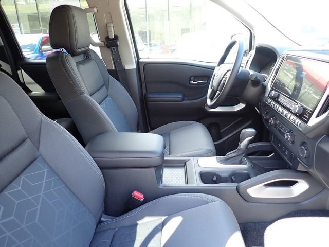 Used 2025 Nissan Frontier SV AWD/4WD image 3