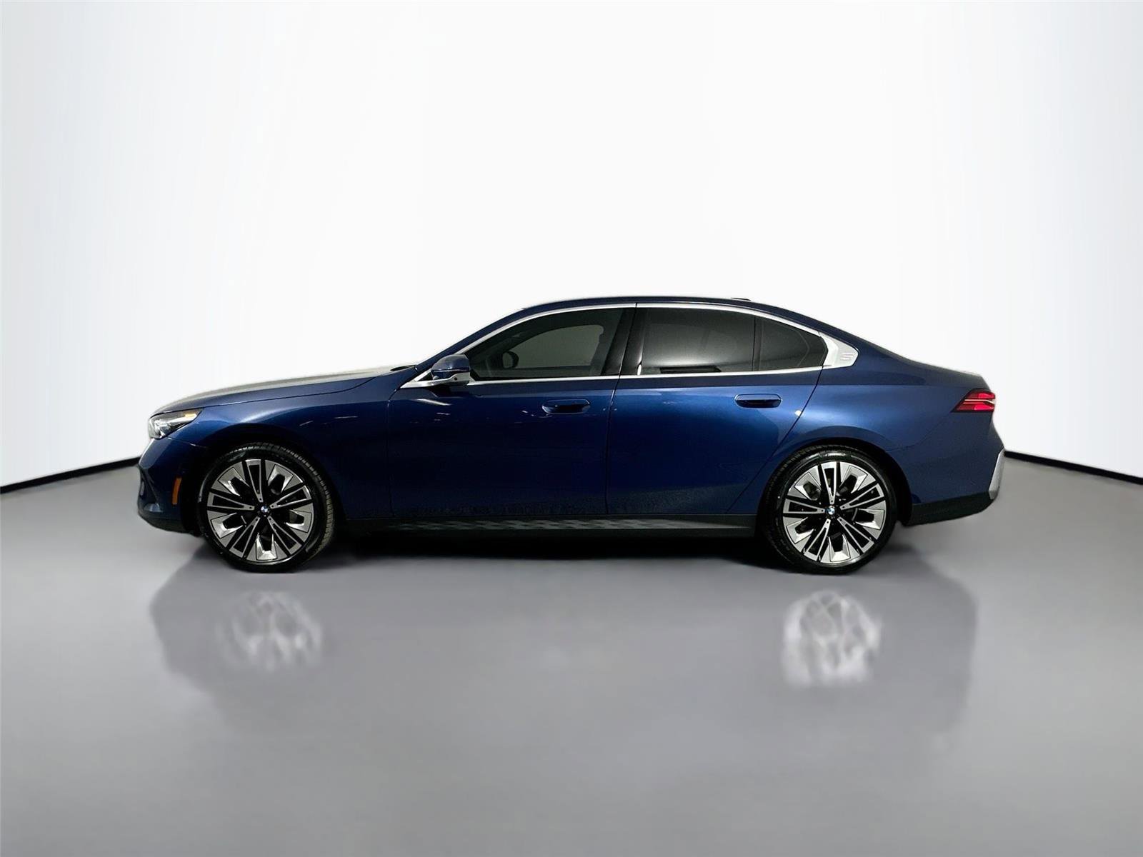 New 2026 BMW 530i xDrive w/ Premium Package AWD/4WD image 9