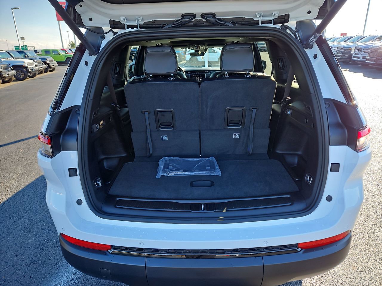 New 2025 Jeep Grand Cherokee L Altitude image 11