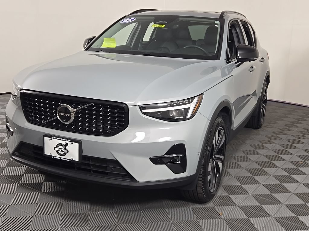 Certified 2025 Volvo XC40 B5 Plus AWD/4WD image 5