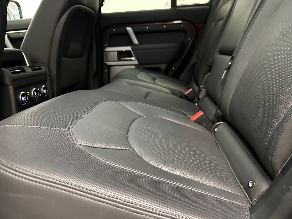 Used 2024 Land Rover Defender 130 X-Dynamic SE image 27
