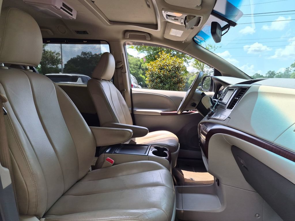 Used 2014 Toyota Sienna XLE FWD image 30