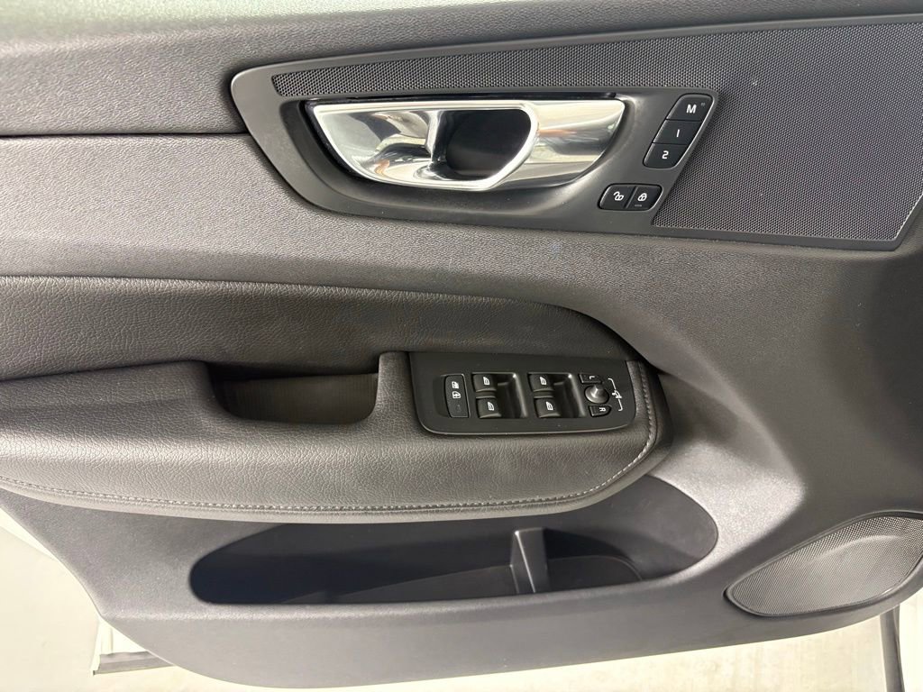 Used 2020 Volvo XC60 T5 Momentum image 19