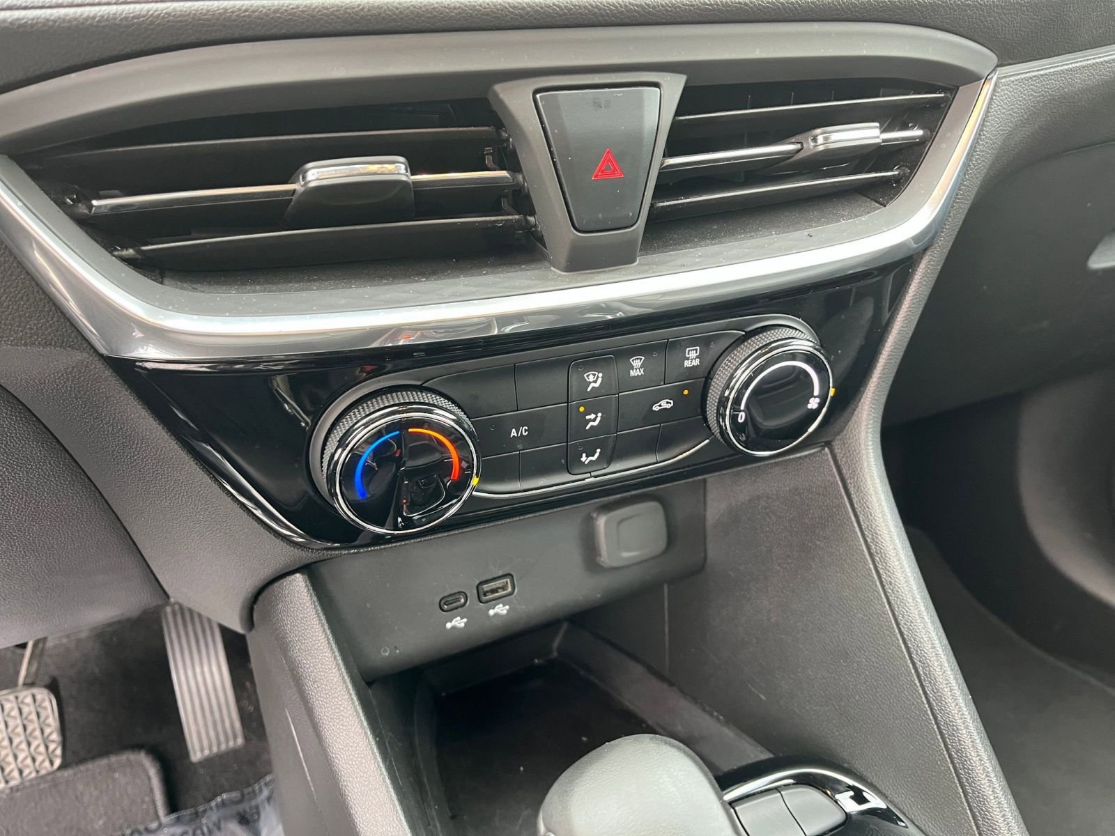 Used 2024 Buick Encore GX Sport Touring image 18